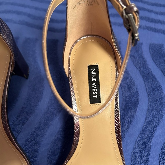 Nine West ,NWOT,sandals,9 1/2,,Pewter textured upper,2 1/2 “  heel,ankle strap - Picture 3 of 7